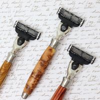 Les 3 lames lubrifiées des rasoirs @gillette Mach3 de chez @gentleman_barbier garantissent un rasage fluide, facile et précis ! 

Des manches fabriqués artisanalement en France, en Auvergne et éco-responsables 🇫🇷

~
#rasage #rasagetraditionnel #madeinfrance #gillette #gillettemach3 #mach3 #shave #shaving #razor #artisanat #artisanatfrancais #faitmain #fabriquéenfrance #gentlemanbarbier #barbe #barbershop #barber #barbier #brush